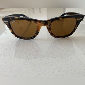 Ray Ban Wayfarer Tortoise Sunglasses